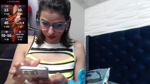 Snapshot of evawilliams_ chatting on 03-11-25, 12:33 Eva online show from 03-11-25, 12:33