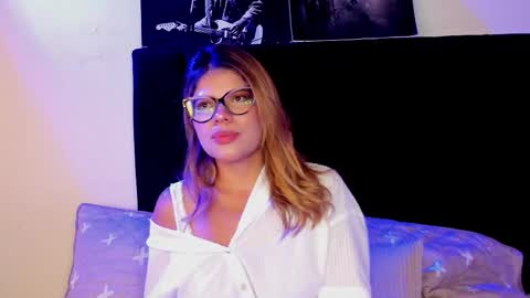 Snapshot of eve_collen chatting on 11-15-25, 01:40 Eve collen online show from 11-15-25, 01:40