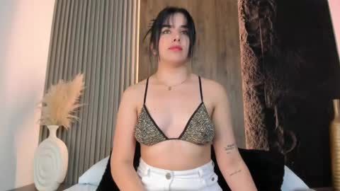 Snapshot of evelin_lopezz chatting on 02-15-26, 11:41 E V E L I N online show from 02-15-26, 11:41