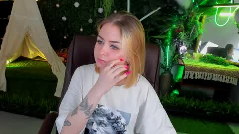 Snapshot of evelinakitty chatting on 05-26-26, 09:49 Evelina online show from 05-26-26, 09:49