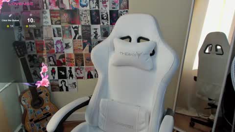 Snapshot of evelinalu chatting on 06-19-26, 01:21 Evelina online show from 06-19-26, 01:21
