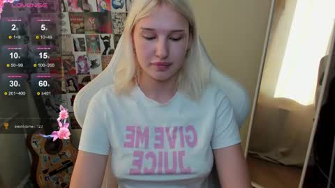 Snapshot of evelinalu chatting on 06-23-26, 01:14 Evelina online show from 06-23-26, 01:14
