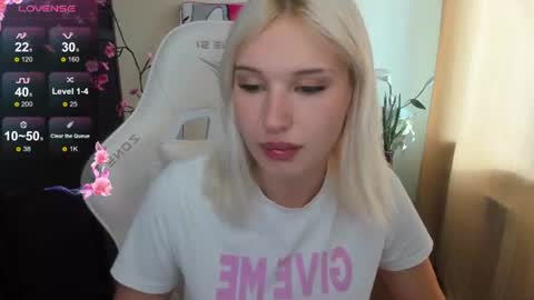 Snapshot of evelinalu chatting on 06-26-26, 01:32 Evelina online show from 06-26-26, 01:32