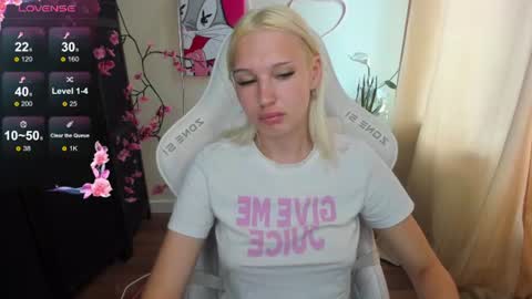 Snapshot of evelinalu chatting on 07-16-26, 01:11 Evelina online show from 07-16-26, 01:11