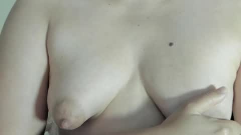 Snapshot of evelyn_2511 chatting on 05-26-26, 01:51 Evelyn online show from 05-26-26, 01:51