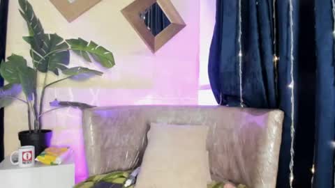 Snapshot of evelyn__rose1 chatting on 06-05-26, 06:52 evelyn__rose1 online show from 06-05-26, 06:52