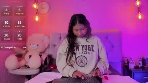 Snapshot of evelyn_flores1 chatting on 10-25-25, 08:36 online show from 10-25-25, 08:36