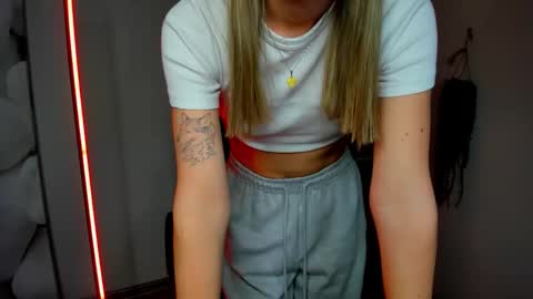 evelynblond online show from 12-03-25, 01:42