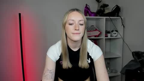 evelynblond online show from 03-25-26, 01:39