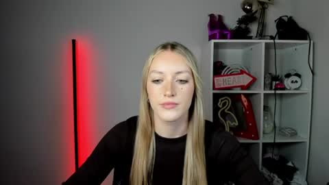 Snapshot of evelynblond chatting on 06-12-26, 12:37 evelynblond online show from 06-12-26, 12:37