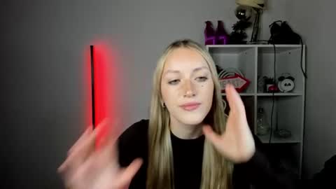 Snapshot of evelynblond chatting on 06-16-26, 12:41 evelynblond online show from 06-16-26, 12:41