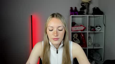Snapshot of evelynblond chatting on 06-17-26, 10:28 evelynblond online show from 06-17-26, 10:28