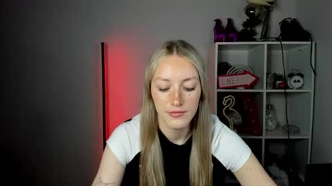 Snapshot of evelynblond chatting on 06-19-26, 12:53 evelynblond online show from 06-19-26, 12:53