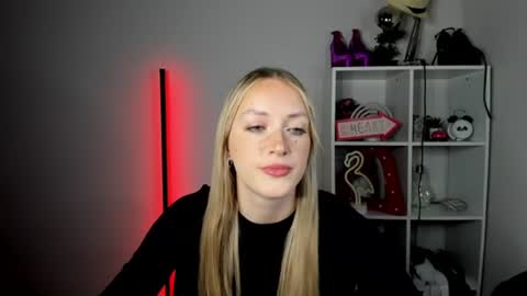 Snapshot of evelynblond chatting on 06-25-26, 10:20 evelynblond online show from 06-25-26, 10:20