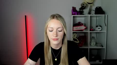 Snapshot of evelynblond chatting on 06-30-26, 12:39 evelynblond online show from 06-30-26, 12:39