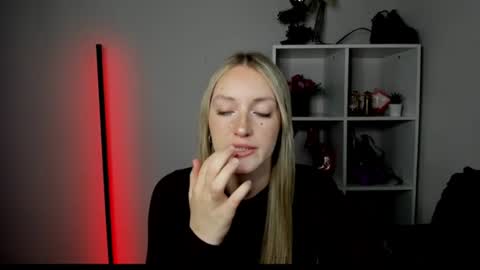 Snapshot of evelynblond chatting on 07-06-26, 12:46 evelynblond online show from 07-06-26, 12:46