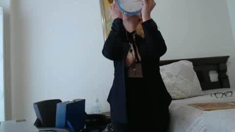 Evelyn Smith online show from 12-21-25, 04:03