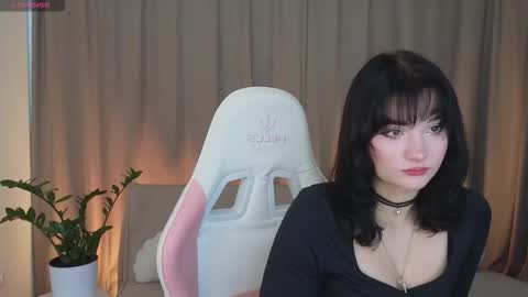 Snapshot of evettaormon chatting on 10-27-25, 07:23 Eva online show from 10-27-25, 07:23