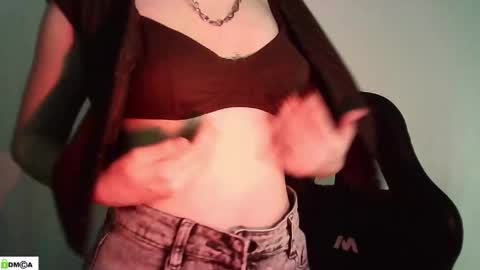 Snapshot of evie_muna chatting on 04-28-26, 01:26 Renesme White Im here from Monday to Friday online show from 04-28-26, 01:26