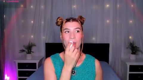 Snapshot of evoletbee chatting on 06-17-26, 12:29 Evolet online show from 06-17-26, 12:29