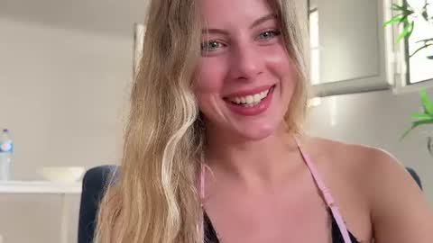 Snapshot of evymiuu chatting on 07-05-26, 04:47 Evy online show from 07-05-26, 04:47