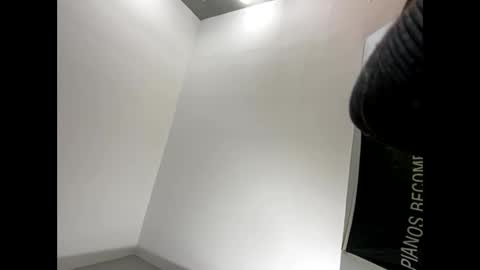 Snapshot of explosive_andyy chatting on 11-17-25, 08:09 Explosivee andyy online show from 11-17-25, 08:09