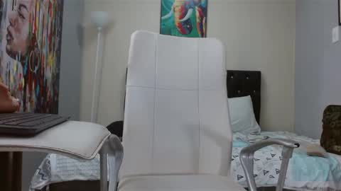 extrella_latina22 online show from 12-31-24, 10:23