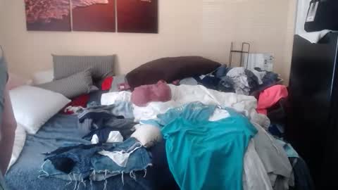 eyeswall0w online show from 10-19-25, 02:40