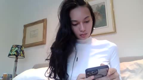 Snapshot of eyez0nm3 chatting on 01-04-25, 10:38 NewKarina online show from 01-04-25, 10:38