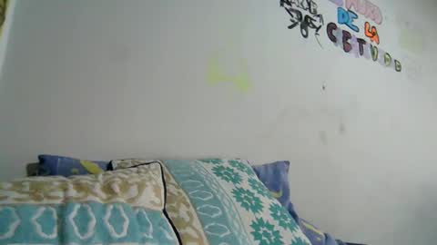 Snapshot of ezlngirl chatting on 05-17-26, 04:25 Aimee online show from 05-17-26, 04:25