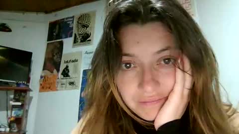 Snapshot of ezlngirl chatting on 05-19-26, 10:49 Aimee online show from 05-19-26, 10:49