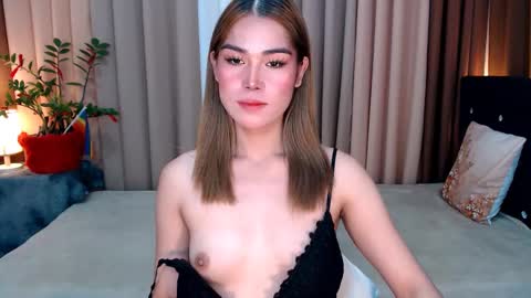 Snapshot of ezrahollywood chatting on 12-09-24, 06:12 UR SWEET EZRA online show from 12-09-24, 06:12