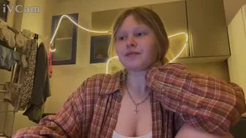 Snapshot of fairydreams_ chatting on 11-14-25, 06:28 Arisha online show from 11-14-25, 06:28
