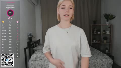 Snapshot of falinegelling chatting on 01-08-25, 04:12 Emilia online show from 01-08-25, 04:12