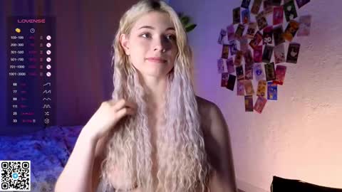 Snapshot of falinegelling chatting on 02-19-25, 07:17 Emilia online show from 02-19-25, 07:17