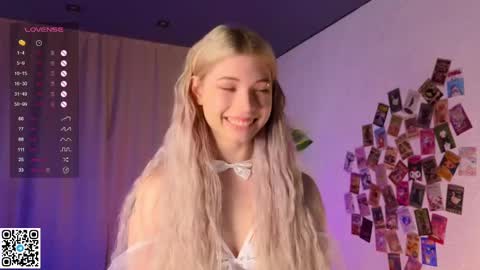 Snapshot of falinegelling chatting on 02-21-25, 04:18 Emilia online show from 02-21-25, 04:18