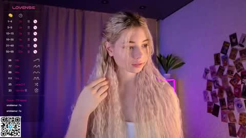 Snapshot of falinegelling chatting on 02-23-25, 04:17 Emilia online show from 02-23-25, 04:17