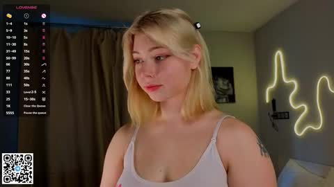 Snapshot of falinegelling chatting on 09-30-25, 04:17 Emilia online show from 09-30-25, 04:17