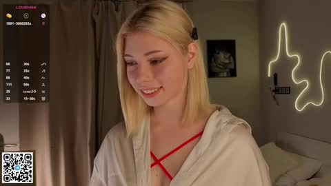Snapshot of falinegelling chatting on 10-03-25, 04:09 Emilia online show from 10-03-25, 04:09