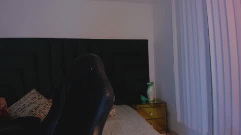 Snapshot of faloonroussel chatting on 09-20-25, 07:04 Faloon online show from 09-20-25, 07:04