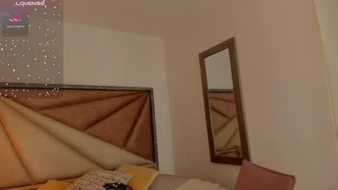 Snapshot of faloonroussel chatting on 10-15-25, 05:46 Faloon online show from 10-15-25, 05:46