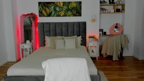 Jennifer online show from 09-15-25, 01:27