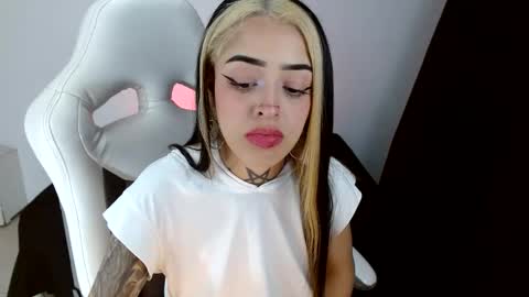 Snapshot of farichell chatting on 05-15-26, 11:34 fari online show from 05-15-26, 11:34