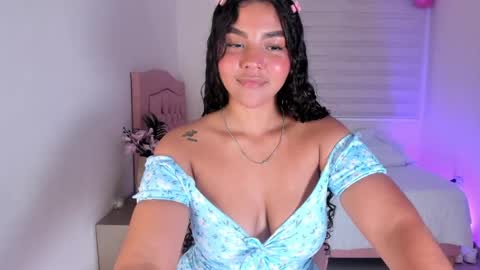 Snapshot of fatima_senghor chatting on 05-22-26, 08:03 Zoe online show from 05-22-26, 08:03