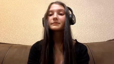 Aurora 18yo online show from 11-17-25, 11:16