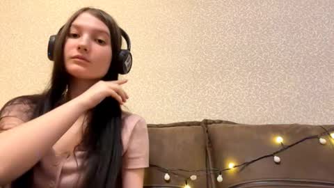 Aurora 18yo online show from 12-17-25, 09:15
