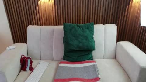 Snapshot of feelina_firesoul chatting on 05-22-26, 05:51 Feelena online show from 05-22-26, 05:51