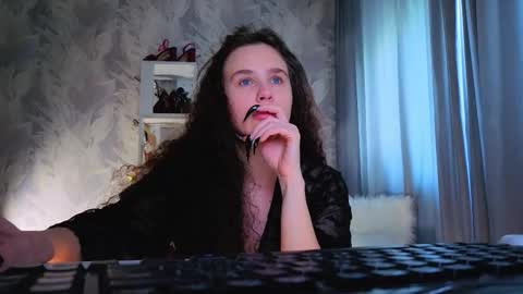 Snapshot of feet_heelss chatting on 10-21-25, 11:11 Kris online show from 10-21-25, 11:11