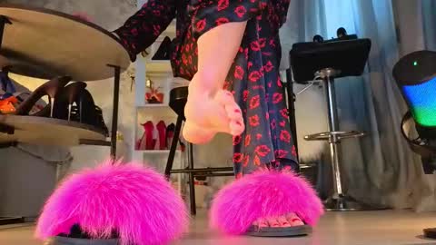 Snapshot of feet_heelss chatting on 11-10-25, 09:30 Kris online show from 11-10-25, 09:30