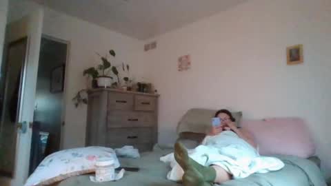 Snapshot of feetnymph chatting on 03-11-26, 08:59 Soley online show from 03-11-26, 08:59